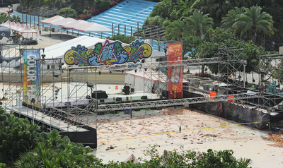 ▲八仙塵爆案造成15人死亡、400多人受傷，士院判主辦瑞博公司與八仙樂園等6被告賠償黃姓傷者共602萬元，圖為當時高處鳥瞰爆炸現場，滿地都是民眾倉皇逃命留下的拖鞋。中央社記者王飛華攝 104年6月28日