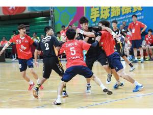 南韓隊(紅)防守速度快、強悍,造成中華隊(黑)進攻不順。(圖/手球協會提供) 南韓隊(紅)防守速度快、強悍,造成中華隊(黑)進攻不順。(圖/手球協會提供)