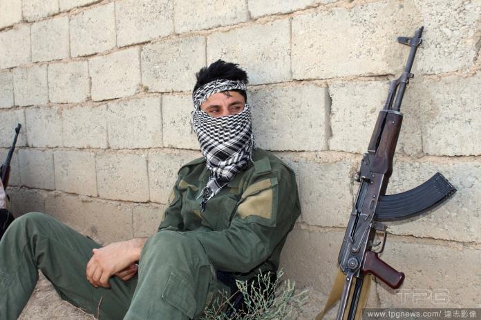 ▲伊斯蘭國（Islamic State，IS）與敘利亞庫德族部隊發生激烈交火。觀察組織表示，雙方衝突今天進入第3天，已造成近90人死亡。圖為庫德族戰士。（圖／達志影像）