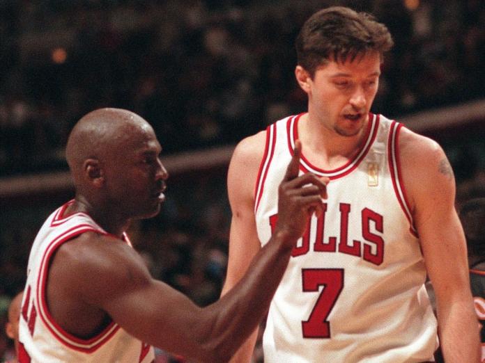 Kukoc（右）是「籃球之神」Michael Jordan重要助手。（圖／美聯社／達志影像）