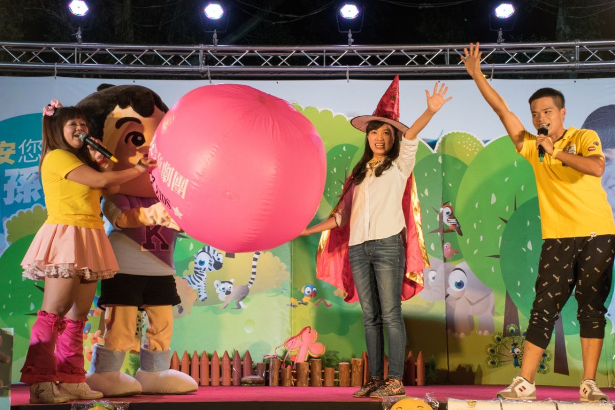 ▲民進黨立委參選人呂孫綾\\(右二\\)13日在新北市林口扶輪公園舉辦「婦幼均安 親子劇場」活動，並邀請海波兒童劇團到場演出，現場氣氛溫馨和樂。（圖／呂孫綾辦公室提供）