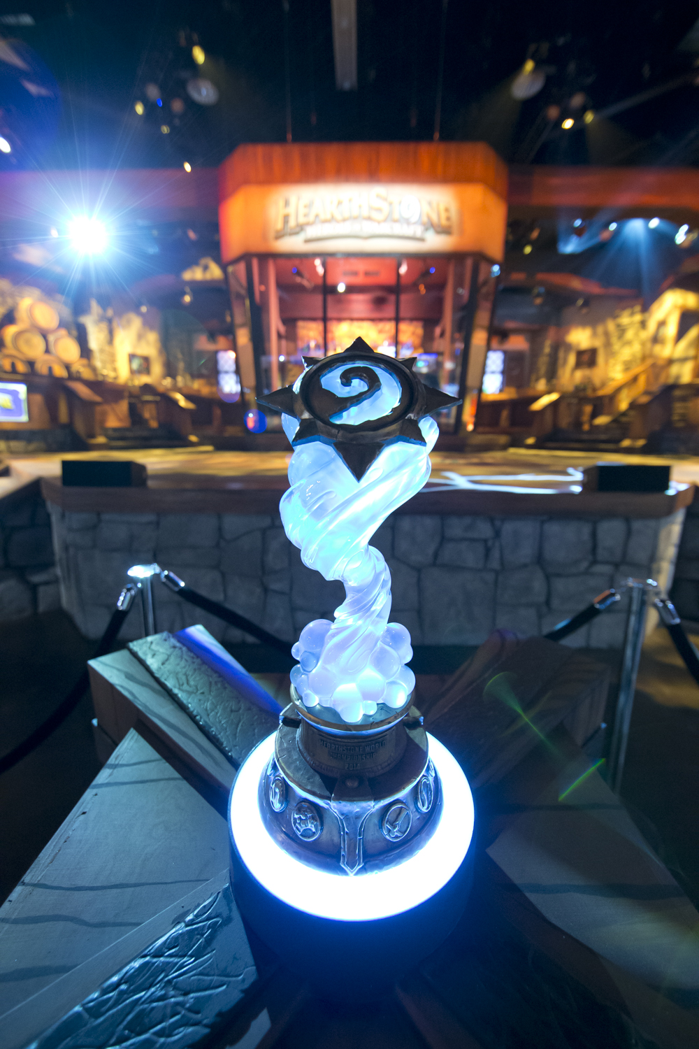 ▲BlizzCon上爐石冠軍獎盃，象徵爐石戰記玩家最高榮譽。（圖／翻攝自網路）