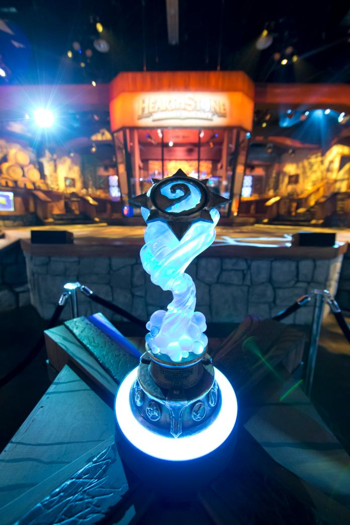 ▲BlizzCon上爐石冠軍獎盃，象徵爐石戰記玩家最高榮譽。（圖／翻攝自網路）