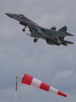 ▲巴黎航空展上，俄羅斯Su-35戰機進行性能展示。（圖／達志影像／美聯社）