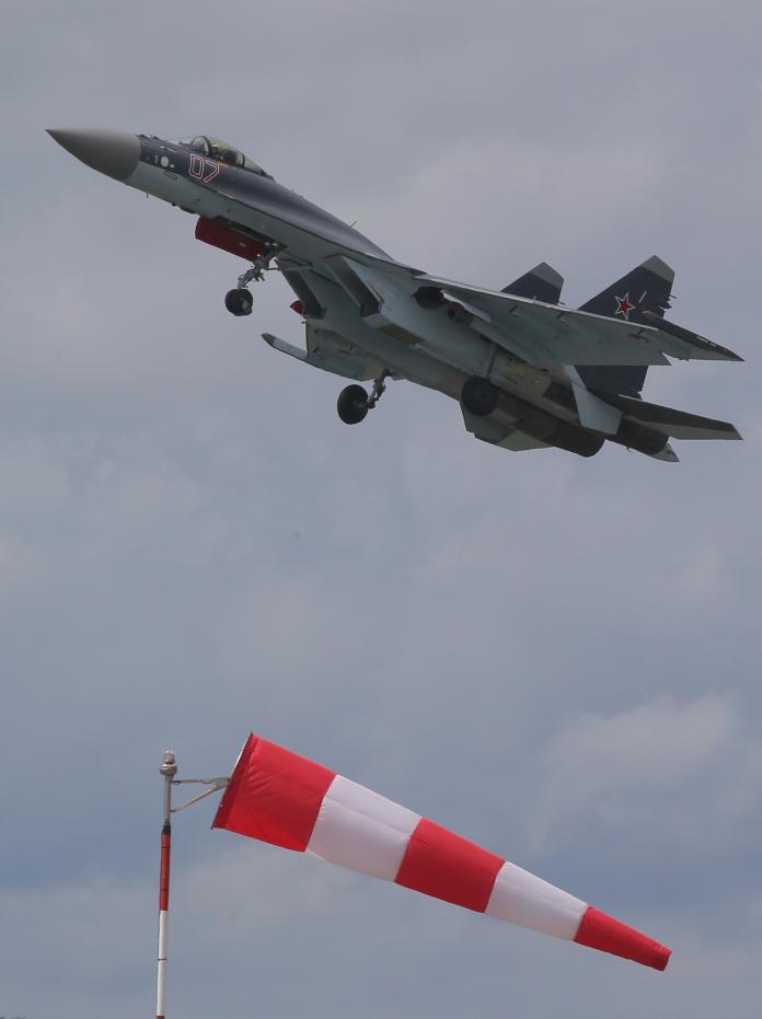 ▲巴黎航空展上，俄羅斯Su-35戰機進行性能展示。（圖／達志影像／美聯社）