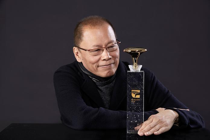 ▲金點設計獎全新獎座由琉璃工房藝術總監楊惠姍、創意總監張毅共同打造,圖為張毅和新獎座的合影。(圖/台灣創意設計中心提供)