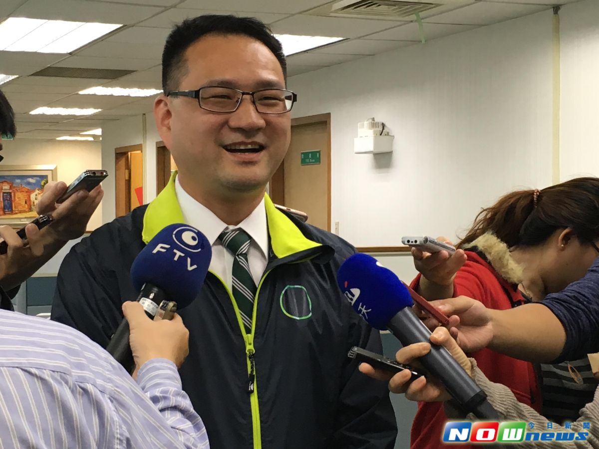 ▲國民黨總統參選人朱立倫拋恢復閣揆同意權，民進黨發言人阮昭雄酸，這像「憲改的三環三線」，敲鑼打鼓進行，但最後卻不了了之。（圖／記者蘇嘉維攝,2015.12.2）