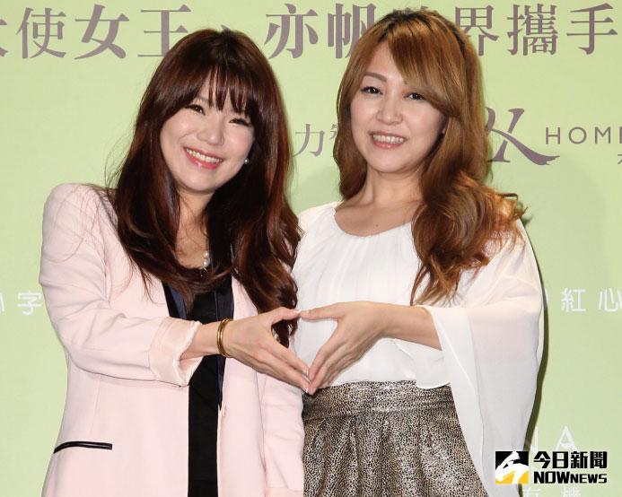 ▲亦帆（左）面對女王與老公敷面膜閃愛，自嘆只能送給爸爸北原山貓使用。（圖／紅心字會提供，2016.01.06）