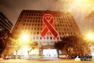 為響應12月1日世界愛滋病日，疾病管制署首度於大樓外牆掛上巨型紅絲帶燈飾，呼應聯合國愛滋病組織（UNAIDS）盼達成2030年終結愛滋的目標，並呼籲全民重視愛滋及關懷感染者。中央社記者吳翊寧攝　104年11月30日