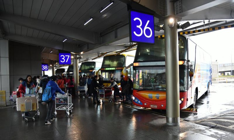 ▲桃園國際機場為紓解春節航廈出境大廳報到櫃檯人潮，自2/3至2/18將實施團客動線分流計畫，管制第二航廈大型遊覽車依單、雙車號在不同地點停靠下車。（圖／桃園機場公司提供）