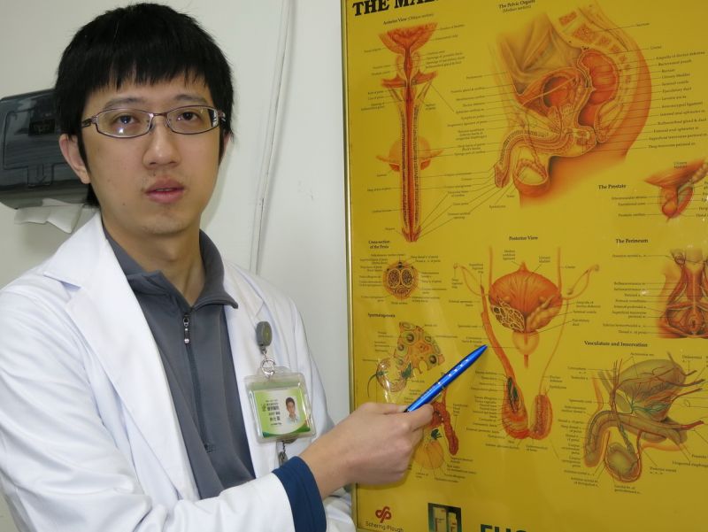 ▲泌尿科醫師林仕穎說明，「精索扭轉」錯失黃金6小時的治療期，恐怕造成睪丸缺血壞死，而影響生育功能。〈圖／記者黃玿琮攝〉