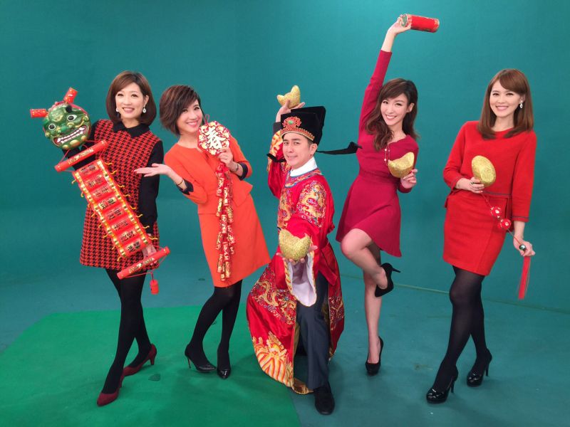 ▲主播左起鄔凱雯、林益如、王軍凱、張宇、劉宜涵賀新年。（圖／台視，2016.02.01）