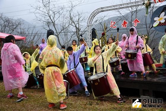 桐林國小森巴鼓隊開場，小朋友們批上雨衣演出。