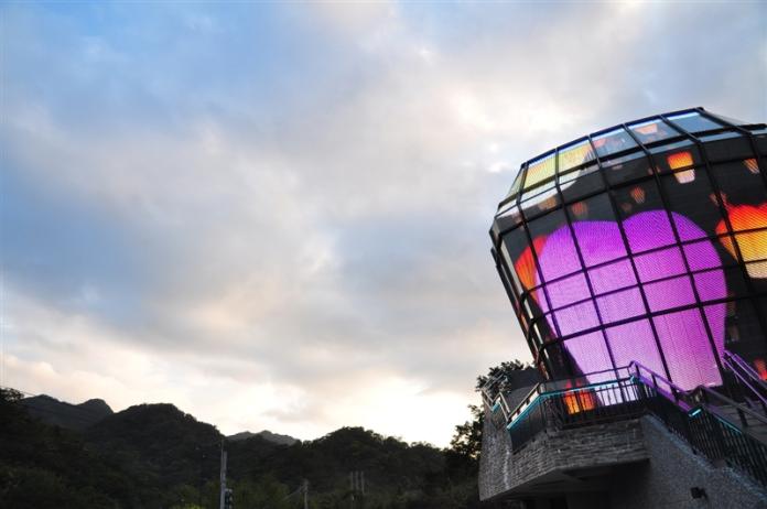 ▲以20萬顆LED燈打造的天燈派出所。（圖／翻攝自新北市觀光旅遊網）