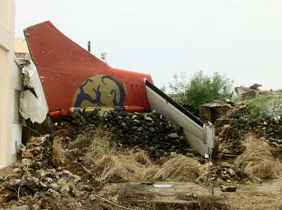 復航失事現場　機體四散（1） 復興航空GE222班機23日晚間在澎湖馬公重飛失敗墜毀，造成48死10傷慘劇。相關人員24日一早趕往現場進行勘驗、清運等工作，四處可見機體殘骸。中央社記者董俊志攝　103年7月24日