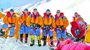 2013年5月，登山隊員們在珠峰登頂前檢查裝備