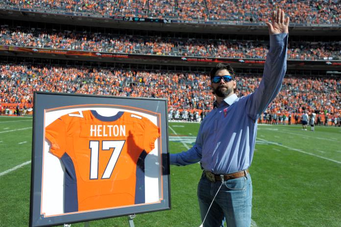 ▲圖為Todd Helton於2013年獲NFL丹佛野馬隊頒贈紀念球衣。（圖／美聯社／達志影像）