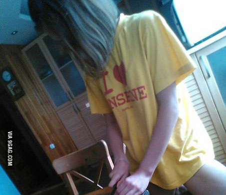 ▲照片錯位嚇死人，網友誤把腳掌當「雞雞」。（圖／翻攝自批踢踢）