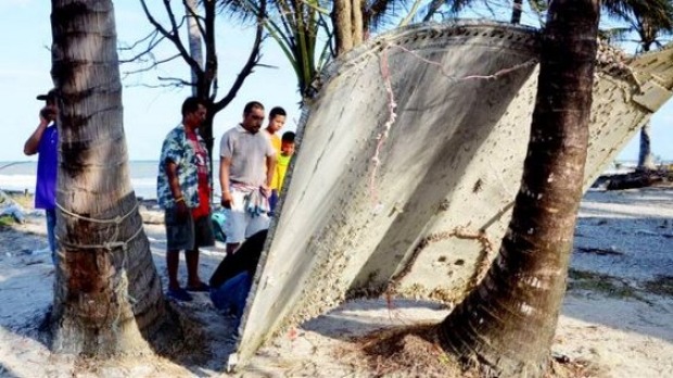 ▲2014年3月馬航MH370班機，在偏離航道後機上239名乘客至今下落不明。23日泰國南部省份的沿海沙灘，當地村民發現疑似飛機的大片殘骸，泰國媒體猜測這塊殘可能屬於近2年前失聯的馬航MH370。（圖／翻攝自推特）