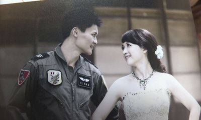 在美國受訓駕駛F-16型戰機墜機罹難的空軍飛官高鼎程，是家中獨子，父親曾勸阻報考空軍，但他以「當飛行員是從小夢想」勇敢追夢，拍婚紗也穿著制服。（翻攝照片）中央社記者管瑞平傳真 105年1月22日