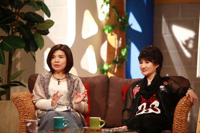 ▲小咪（陳鳳桂）上曾寶儀主持《公視藝文大道》。（圖／公視，2016.01.21）