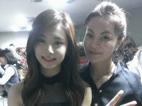 周媽媽（右）已經飛往南韓，陪伴遭打壓的女兒。（圖／翻攝自周子瑜臉書。2016.01.16）