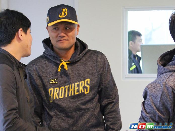 ▲石志偉（圖中戴球帽者）正式投入中信兄弟。（圖／記者林柏宇攝）