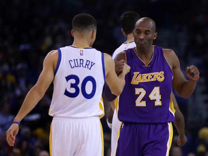 Kobe（右）與Curry今天多次交流。（圖／美聯社／達志影像）