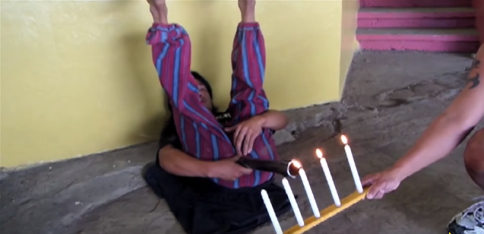 ▲菲律賓一名男子，用屁連續吹滅5根蠟燭。（圖／翻攝自YouTube）
