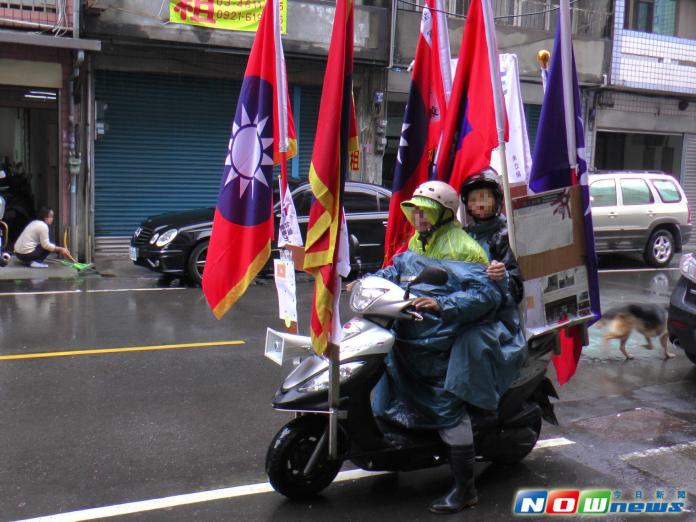 ▲王伯伯將摩托車改造成國旗車，載著兒子風雨無阻上街宣揚政治理念。