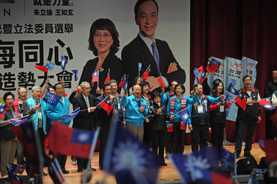 總統馬英九（左6）等人14日在台北出席國民黨總統候選人朱立倫四海同心海外造勢大會，為朱立倫站台造勢。中央社記者王飛華攝　105年1月14日