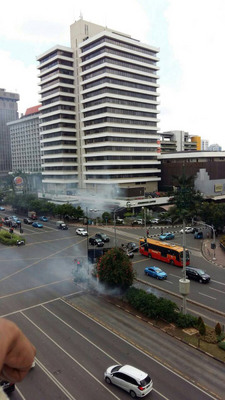 印尼首都雅加達市中心一家購物中心莎里納（Sarinah）附近警察休息站14日上午發生爆炸，目前已知1名警察在爆炸中喪生，還有更多傷亡傳出。中央社記者周永捷雅加達攝 105年1月14日