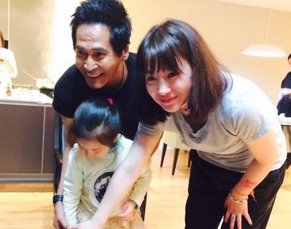 ▲齊秦與嫩妻孫麗雅、長女齊心一起慶祝56歲生日。（圖／翻攝自孫麗雅微博，2016.01.13）