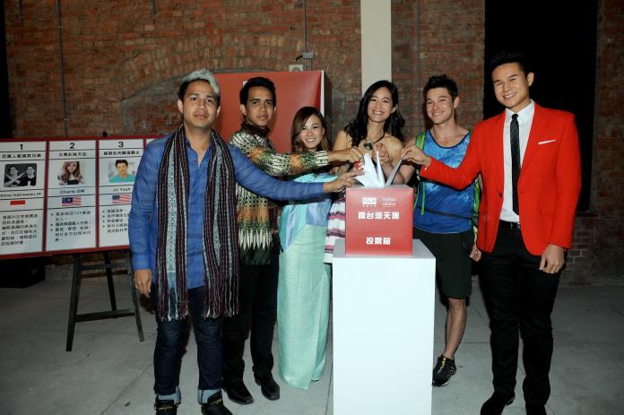 ▲Janet（右三）率領瘋台灣天團出席節目記者會，還搭選舉熱玩投票。（圖／TLC，2016.01.12）