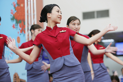 滿載158名乘客的華航737-800型客機，28日下午4時許從台南機場起飛首航日本大阪，這是華航在台南的第二條國際航線。圖為華航空姐在首航儀式時帶來精彩演出。中央社記者張榮祥台南攝　104年10月28日