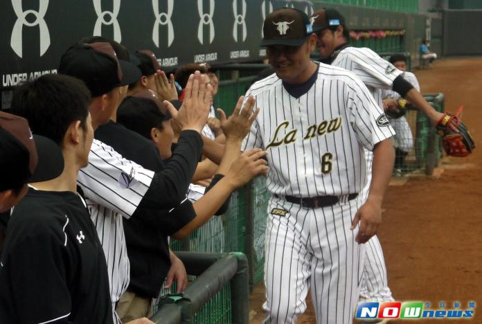 ▲石志偉\\(中\\)今年退休結束11年的球員生涯。（圖／記者張耀中攝，20150509）