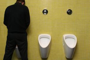 大學男廁公告「禁朝天花板噴尿」真有辦法嗎　泌尿科醫師說話了！
