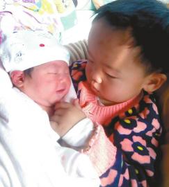 蒲倩、趙秋林夫婦一歲半的大兒子果果和剛出生的小弟弟。