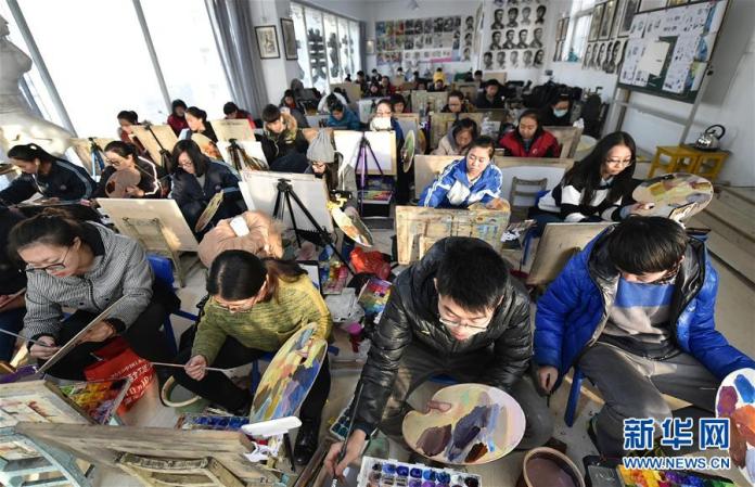 藝考生們在太原藝龍美術學校內練習繪畫