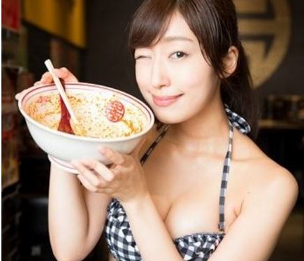 ▲日本做AV女優美食節目，讓網友直呼，「這才是真正的美食節目阿」。（圖／翻攝自PlayBoy）
