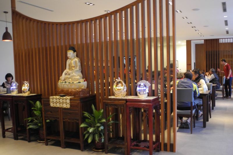 ▲佛光山福國寺滴水坊推在地素食文化，用餐環境很有禪味。