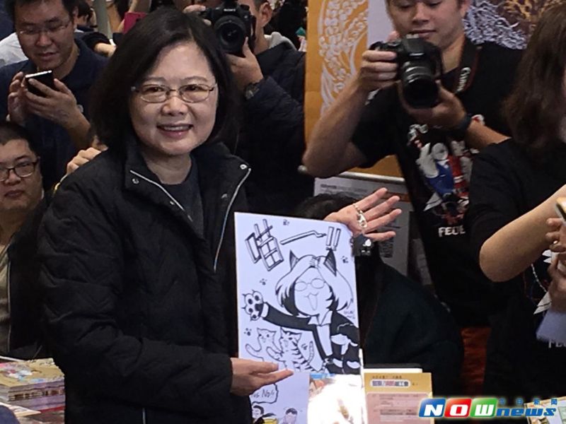 ▲民進黨總統當選人蔡英文出席開拓動漫展，漫畫家蠢羊送上自製的小英漫畫送給蔡英文。（圖／記者楊淳卉攝,2016.1.30）