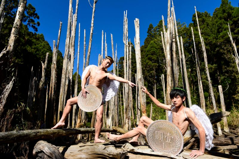 ▲浩角翔起裸體拍賀年卡，用1元遮重要部位。（圖／TVBS提供，2015.01.03）