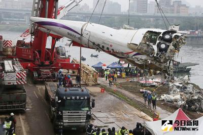復興空難　將機體運離 復興航空班機墜入基隆河釀嚴重傷亡，5日搜救工作持續，並出動吊車將機體殘骸逐步運離現場。中央社記者鄭傑文攝　104年2月5日
