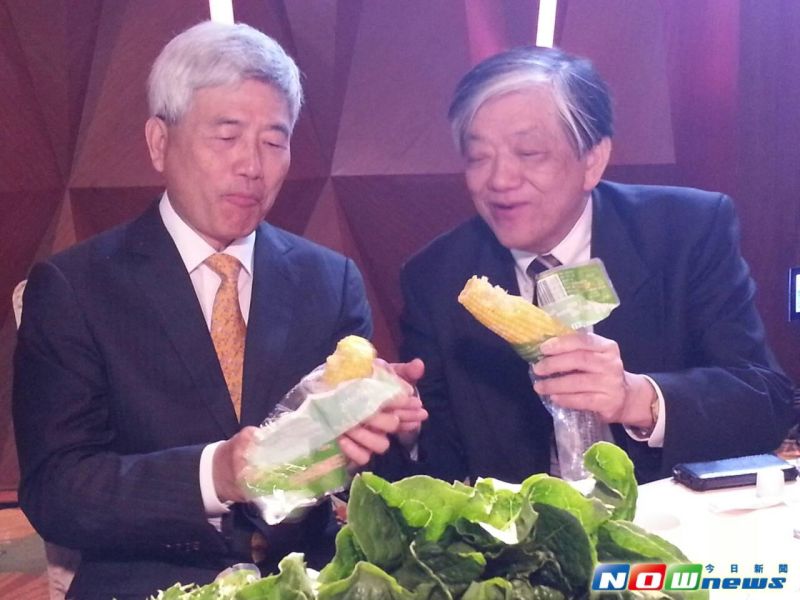 ▲興農集團近2年也成立「玉美研」專門生產有機與安全的蔬果，興農董事長楊文彬好友、義美總經理高志銘嚐過他們出產的水果玉米後讚不絕口，直說「太甜了」！（圖／記者許家禎攝）