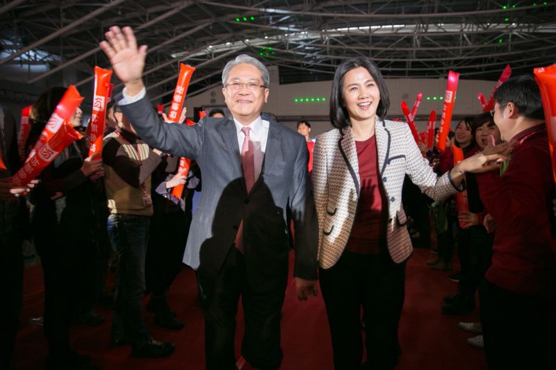 台新金2016旺年會董事長吳東亮、夫人彭雪芬，在員工熱烈歡迎中進場。（圖／台新金提供，2016.1.23）