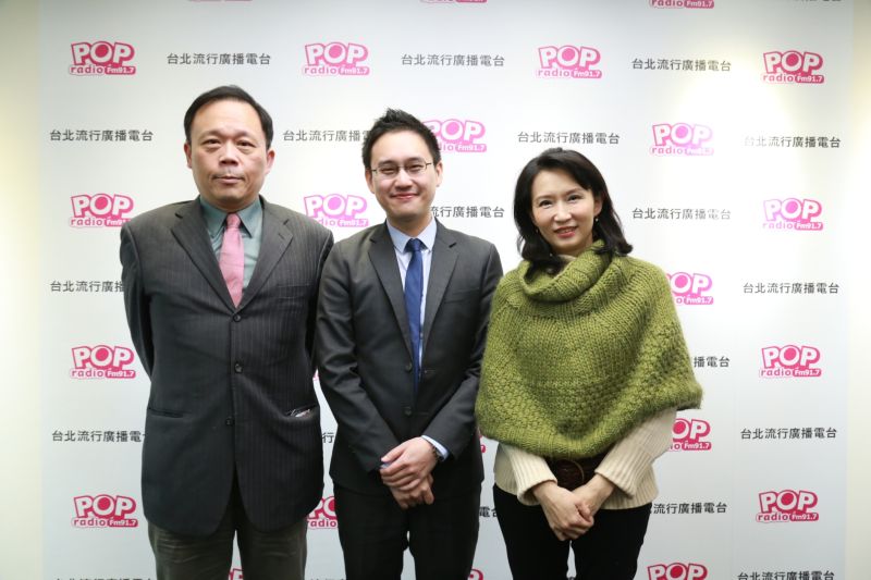 ▲《POP搶先爆》主持人汪用和、鄭師誠專訪民進黨國際部副主任趙怡翔。（圖／POP搶先爆）
