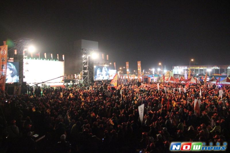 ▲親民黨9日晚間在台中舉行中部挺宋晚會，現場聚集約萬名民眾，除親民黨總統候選人宋楚瑜，還包括副總統候選人、民國黨主席徐欣瑩、親民黨副主席張昭雄、前內政部長李鴻源、親民黨、民國黨區域與不分區立委候選人也都到現場。（圖／翻攝自網路）