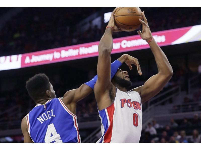 Nerlens Noel（左）用「遮臉」阻止Andre Drummond（右）灌籃，賠上犯規。（圖／美聯社／達志影像）