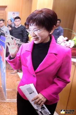 外界關心立法院副院長洪秀柱（前）是否參選國民黨主席。洪秀柱20日說，若有機會承擔，要建立國民黨接班團隊。有人認為國民黨已被摧毀，她願第一個彎腰捲起袖子，把建築重建回來。中央社記者吳翊寧攝  105年1月20日